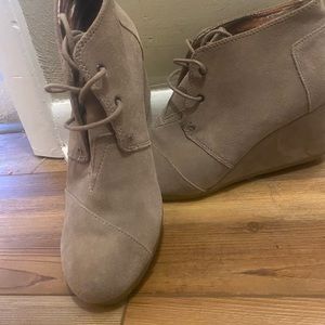 Tom’s Neutral Suede Lace up Wedge size 10